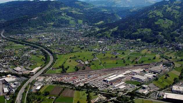 Schiene versus Straße: der Güterbahnhof in Wolfurt und die Rheintalautobahn. (Bild: Land Vorarlberg)