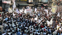 Proteste nach einem Angriff auf Schulkinder am Dienstag in Mingora (Pakistan) (Bild: AFP)
