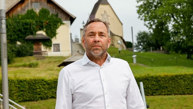 Bürgermeister Robert Bukovc muss sich mit dem Asylheim in seiner Gemeinde viel ärgern. Handhabe hat er aber nicht viel – es wird vom Bund betrieben. (Bild: Tschepp Markus)