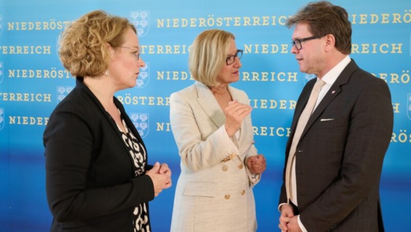 : Landeshauptfrau Johanna Mikl-Leitner, Bildungsminister Martin Polaschek und Bildungslandesrätin Christiane Teschl-Hofmeister stellen das „Bildungspaket Weinviertel“ vor. (Bild: NLK Pfeiffer)