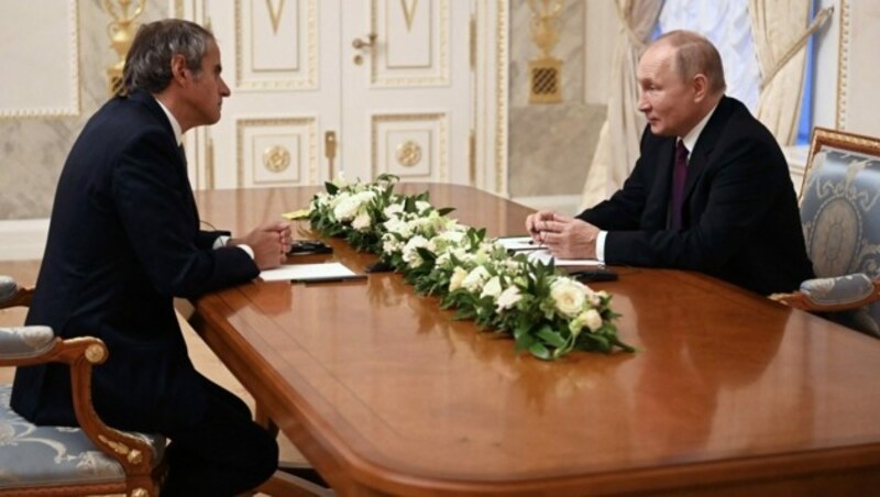 Der russische Präsident Wladimir Putin (rechts) und Rafael Grossi, der Direktor der Internationalen Atomenergie-Behörde (IAEO) (Bild: APA/AFP/Sputnik/Pavel Bednyakov)