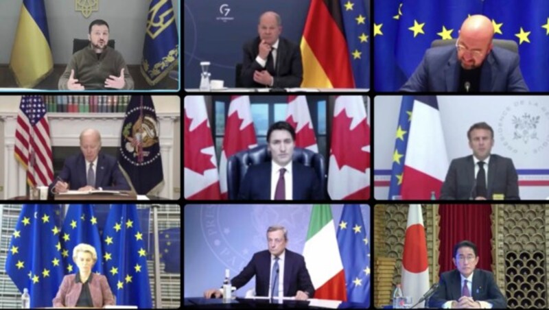 Wolodymyr Selenskyj (Ukraine), Olaf Scholz (Deutschland), Charles Michel (Präsident des Europäischen Rats), Joe Biden (USA), Justin Trudeau (Kanada), Emmanuel Macron (Frankreich), Ursula von der Leyen (EU-Kommissionspräsidentin), Mario Draghi (Italien), Fumio Kishida (Japan) bei einem Onlinetreffen - nicht im Bild Liz Truss (Großbritannien) (Bild: AP)