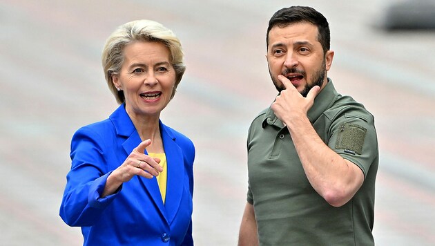 EU-Kommissionspräsidentin Ursula von der Leyen und der ukrainische Präsident Wolodymyr Selenskyj (Bild: APA/AFP/Sergei SUPINSKY)