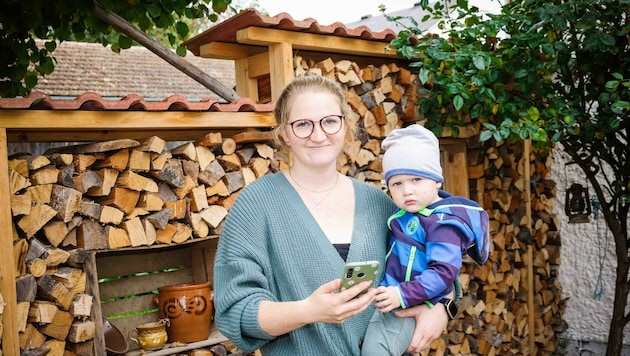 Die couragierte Bäuerin Gudrun Rögl mit ihrem 1,5 Jahre alten Sohn Xaver (Bild: Scharinger Daniel)