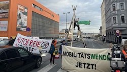 Die Triester Straße wurde von Aktivisten blockiert. (Bild: Extinction Rebellion Austria)