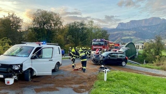 Frontalzusammenstoß in Liezen direkt bei der Röthelbrücke. (Bild: FF Liezen-Stadt )