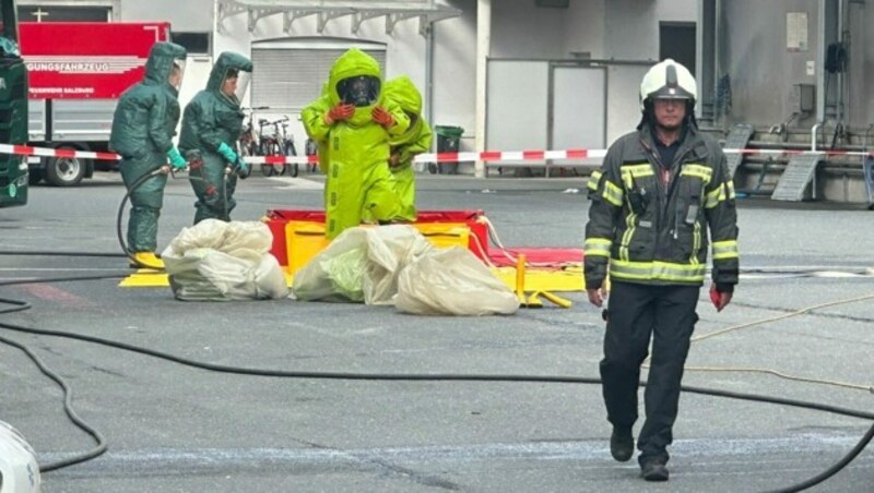 Unter höchsten Sicherheitsvorkehrungen gingen die Feuerwehrmänner in den Einsatz. (Bild: Markus Tschepp)