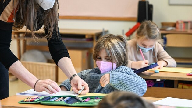 Tausende Wiener Schüler müssen mit Maske im Unterricht sitzen. (Bild: Wenzel Markus)