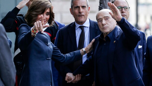 Silvio Berlusconi winkt seinen Fans zu, als er im Senat eintrifft. (Bild: ASSOCIATED PRESS)