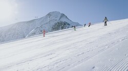 Am Kitzsteinhorn zogen etwa auch am Sonntag rund 1500 Skibegeisterte die ersten Schwünge der Saison (Bild: EXPA/ Stefanie Oberhauser)