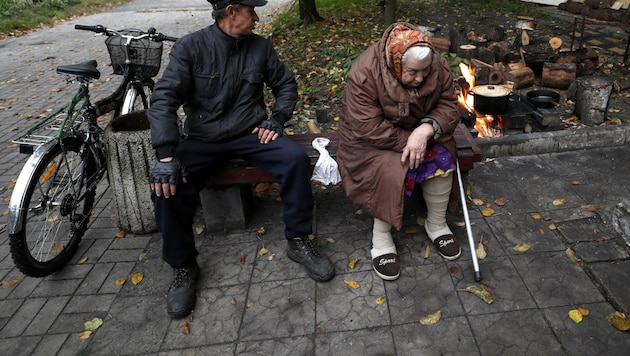 Putins Angriffskrieg gegen die Ukraine bringt täglich neues Elend über die Zivilbevölkerung. Oftmals muss im Freien auf offenem Feuer gekocht werden. (Bild: ATEF SAFADI)