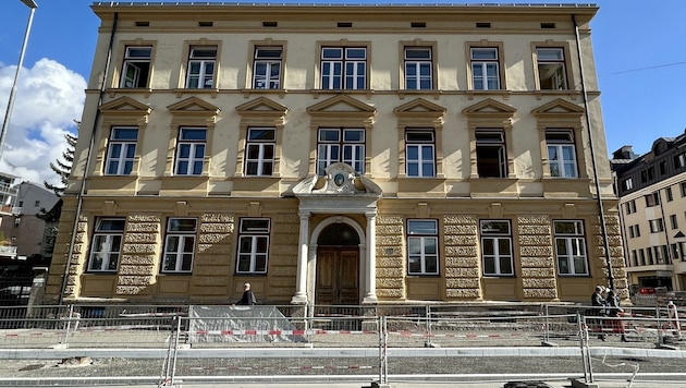 Wähler der Sprengel 100 bis 103 waren aufgefordert, im Wahllokal in der Leopoldstraße 15 ihre Stimme abzugeben. Dort waren die Tore geschlossen. (Bild: Liebl Daniel)