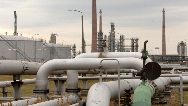 Die Pipeline Druschba (Freundschaft) zählt zu den größten der Welt und liefert russisches Öl in mehrere Länder Mitteleuropas. Sie versorgt auch die Raffinerie Schwedt in Brandenburg (hier im Bild). (Bild: AP)