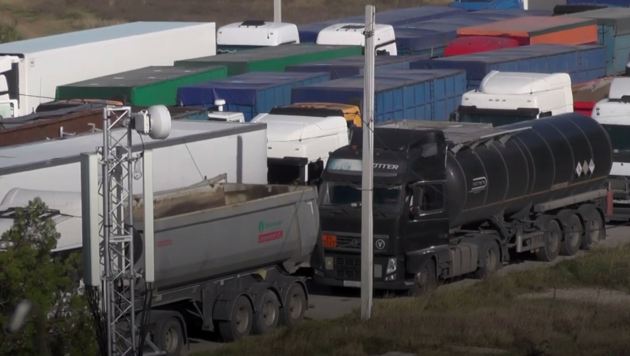 Lkw-Fahrer dürfen derzeit nicht über die Brücke zur Krim fahren - beim Warten auf die Fähre bilden sich lange Staus. (Bild: kameraOne (Screenshot))