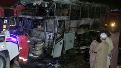 Der Bus beförderte rund 50 Menschen, die nach der Flutkatastrophe in den vergangenen Wochen wieder in ihr Dorf zurückkehren wollten. (Bild: AP/Pervez Masih)