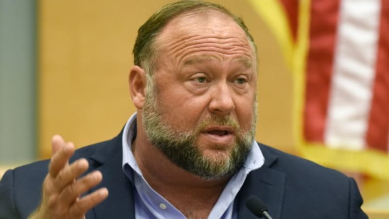 Alex Jones vor Gericht (Bild: Hearst Connecticut Media)