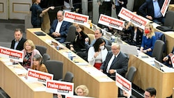Protestaktion der SPÖ-Fraktion (Bild: APA/HELMUT FOHRINGER)