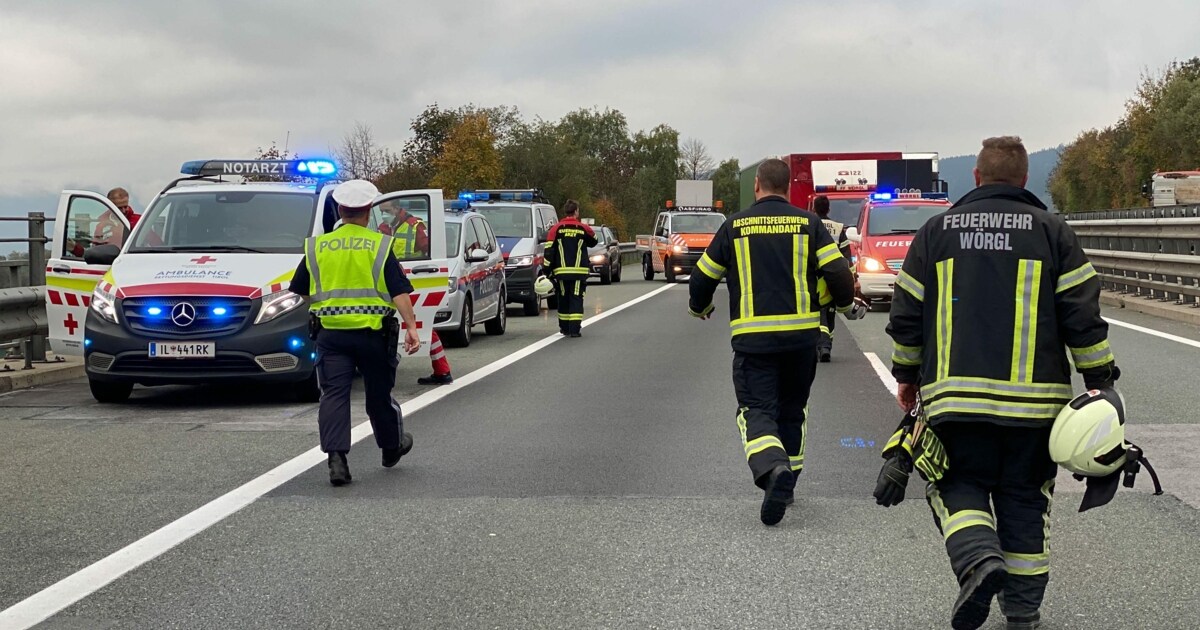 Auf A12 Gegen Lkw Auto Kracht Ungebremst In Stauende Lenker Tot Kroneat 1654