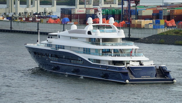 Die Megajacht „Carinthia VII“ läuft im Oktober 2020 im Hamburger Hafen ein. Eigentümerin war bis zu ihrem Tod im Juni dieses Jahres die österreichische Kaufhauserbin Heidi Horten. (Bild: NIBOR / Action Press / picturedesk.com)