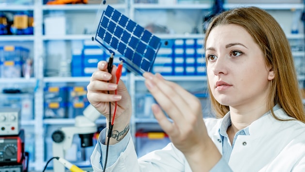 Vielversprechend: Biegsame Solarzellen, bei denen organische Kohlenwasserstoffverbindungen Licht in Strom umwandeln, können auf Folie aufgebracht werden. (Bild: stock.adobe.com)