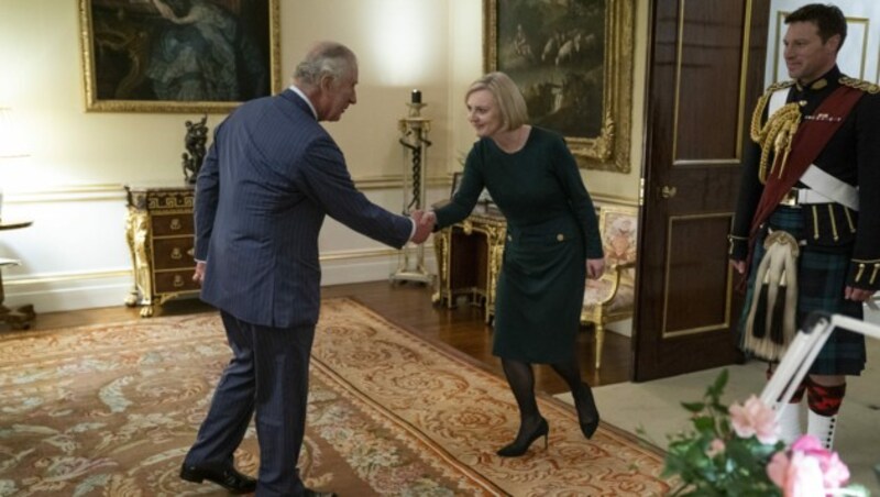 König Charles begrüßt Premierministerin Liz Truss zur wöchentlichen Audienz. (Bild: Kirsty O'Connor / PA / picturedesk.com)