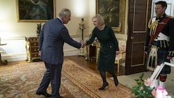 König Charles begrüßt Premierministerin Liz Truss zur wöchentlichen Audienz. (Bild: Kirsty O'Connor / PA / picturedesk.com)