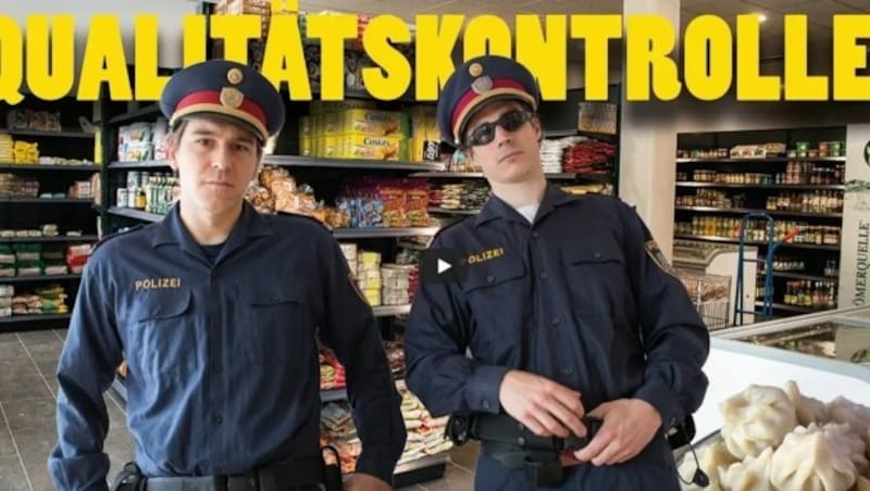 So gab sich das Satiriker-Duo in einem „Prank“ für YouTube als Polizeibeamte aus. (Bild: zVg)