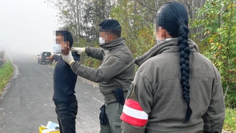 Dieser Einwanderer und zwei Begleiter machten im Wald bei Deutschkreutz ein Lagerfeuer. (Bild: Christian schulter, Krone KREATIV)