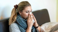 Frau im Krankenstand (Symbolbild) (Bild: Brenek Malena)