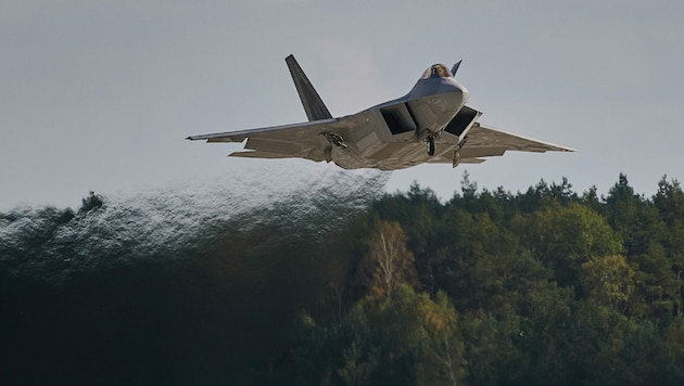 Ein F-22-Raptor-Jet bei einer Luftschutzübung der NATO (Bild: AFP)