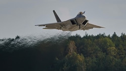 Ein F-22-Raptor-Jet bei einer Luftschutzübung der NATO (Bild: AFP)