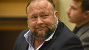 Alex Jones wurde wegen seiner falschen Behauptungen zur Zahlung von insgesamt rund 1,5 Milliarden US-Dollar Schadenersatz verurteilt. (Bild: Tyler Sizemore)