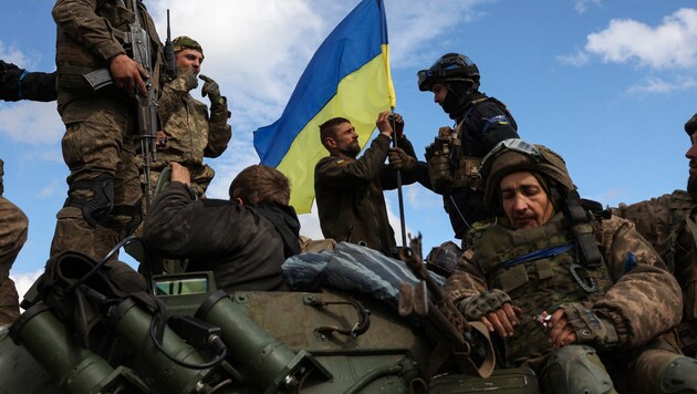 Bis Jahresende sollen in Deutschland 10.000 ukrainische Militärangehörige ausgebildet werden. (Bild: AFP)