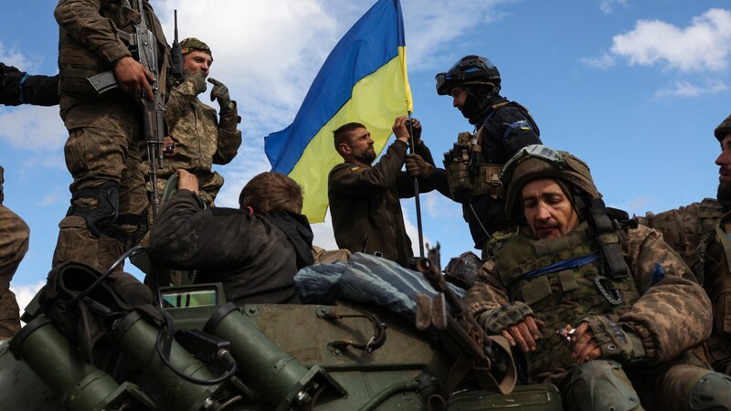 Ukrainische Soldaten nach der Rückeroberung eines Gebiets (Archivbild) (Bild: AFP)