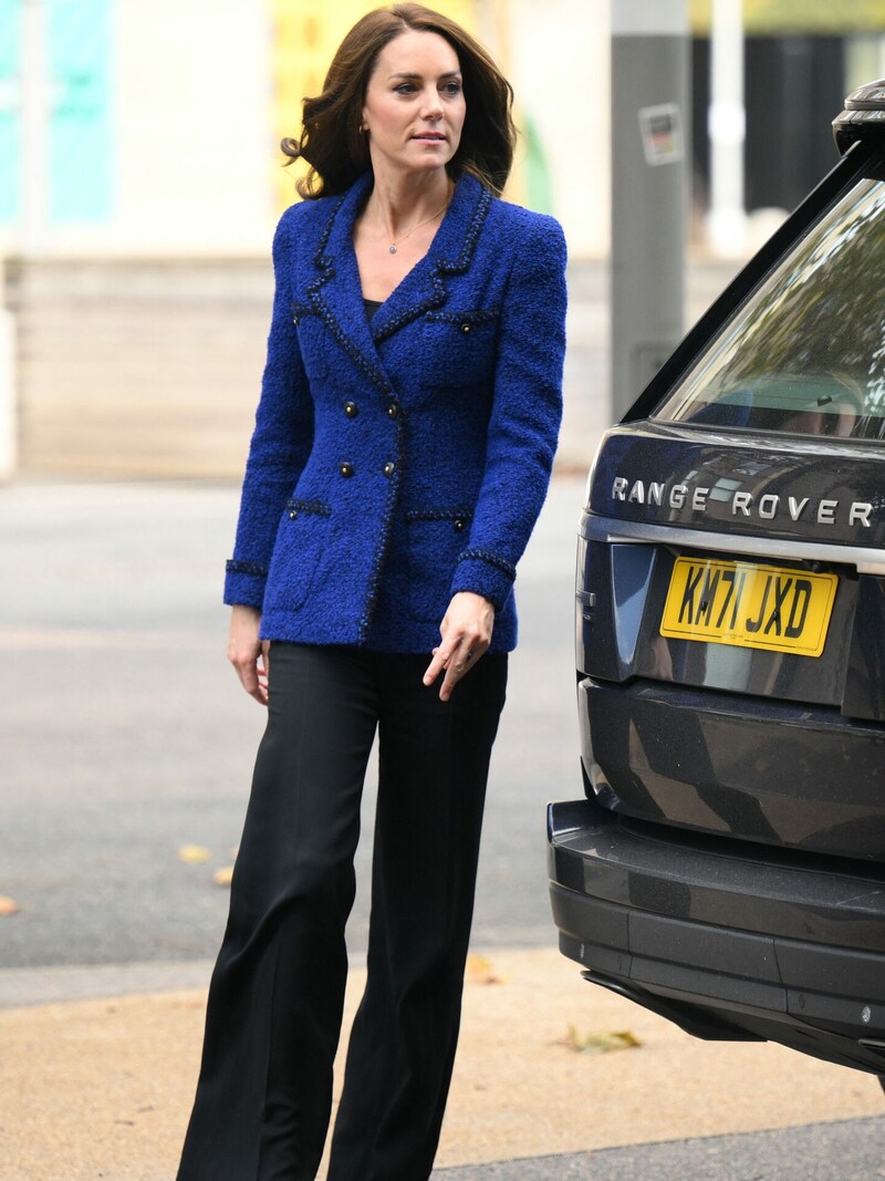 Prinzessin Kate in einer blauen Chanel-Jacke (Bild: APA/Photo by Daniel LEAL/AFP)