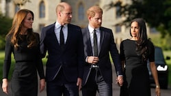 Prinzessin Kate, Prinz William, Prinz Harry und Herzogin Meghan haben nach dem Tod der Queen gemeinsam das Blumenmeer vor Schloss Windsor begutachtet. Zu einer Versöhnung soll es an diesem Tag nicht gekommen sein. (Bild: APA/Photo by Kirsty O‘Connor/AFP)