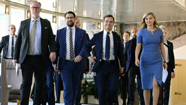 Von links: Johan Pehrson, Vorsitzender der Liberalen Partei, Jimmie Akesson, Vorsitzender der Schwedendemokraten, Ulf Kristersson, Vorsitzender der Moderaten Partei, und Ebba Busch, Vorsitzende der Christdemokraten (Bild: ASSOCIATED PRESS)
