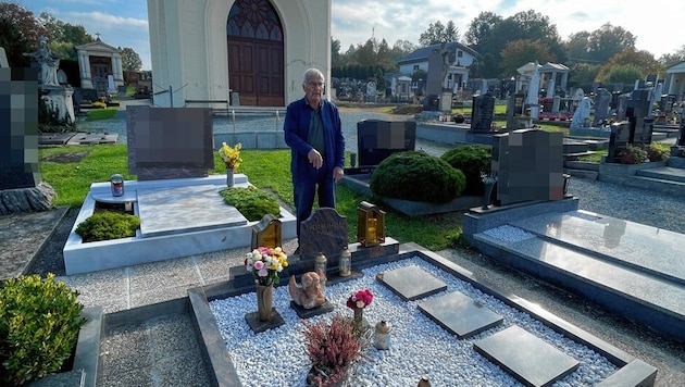Adolf Mathä am Grab seiner Frau: Hier wurde ein Kreuz gestohlen. (Bild: Christian schulter, Krone KREATIV)