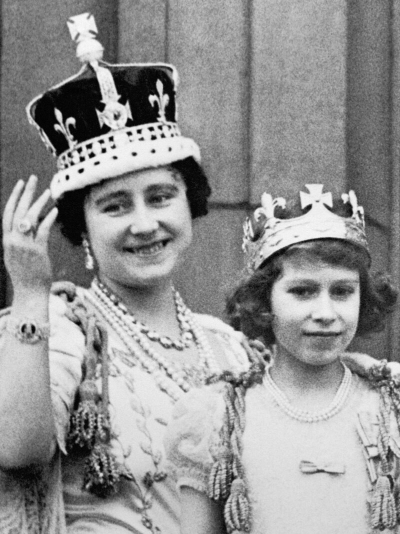 Queen Elizabeth nach ihrer Krönung mit Prinzessin Elizabeth am Balkon des Buckingham-Palastes. (Bild: PA / picturedesk.com)