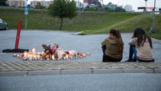 Freundinnen trauern um Adriana an der Stelle, wo sie in die Schusslinie von Kriminellen geriet. (Bild: AFP)