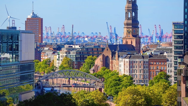 Der Hamburger Hafen bildet die optische wie wirtschaftliche DNA der Stadt (Bild: Jonas Walzberg / dpa / picturedesk.com)