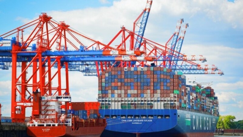 Tausende Container gehen täglich vom Hamburger Hafen in die ganze Welt (Bild: Christian Charisius / dpa / picturedesk.com)