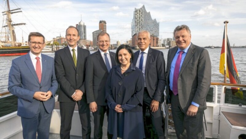 Austausch in Hamburg: Landesrat Markus Achleitner, Jens Hansen (HHLA), LH Thomas Stelzer, Stefanie Christina Huber (Vorstandsvorsitzende Sparkasse OÖ), Herbert Walzhofer (Vorstandsdirektor Sparkasse OÖ) und Infrastrukturlandesrat Günther Steinkellner (v. li.). (Bild: Jan-Rasmus Lippels / www.frische-fotografie.de, Krone KREATIV)