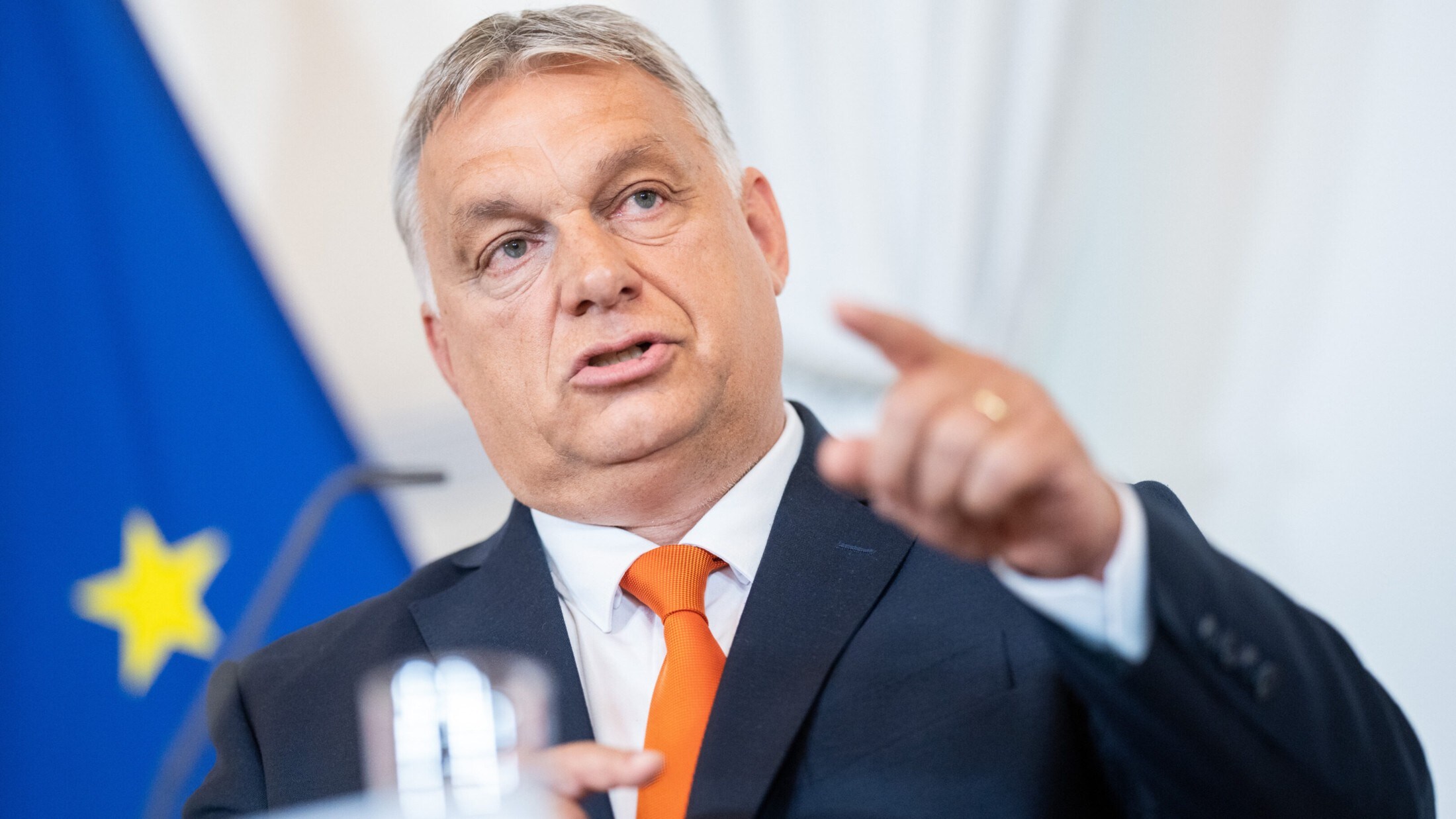 Ungarns Regierungschef Viktor Orbán will mit den Sondersteuern finanzielle Entlastungen für das Volk finanzieren. (Bild: APA/GEORG HOCHMUTH)