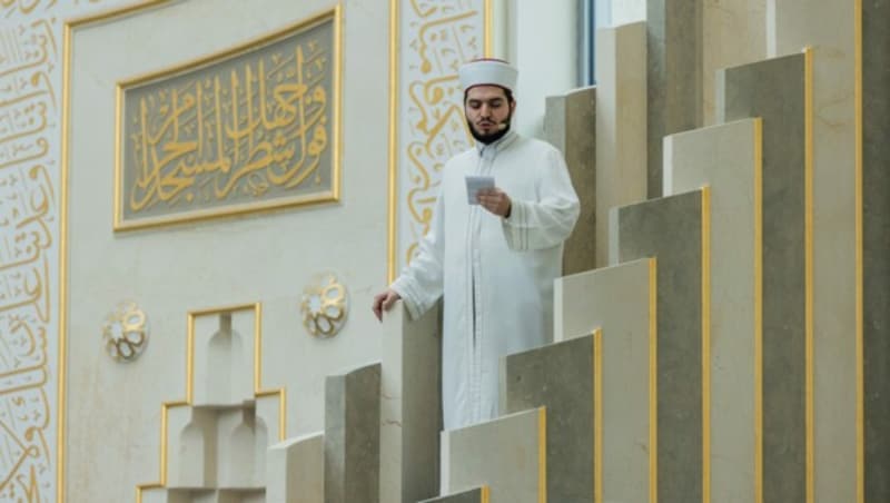 Mustafa Kader, Muezzin und Imam, predigt in der Zentralmoschee der DITIB (Bild: APA/Rolf Vennenbernd)