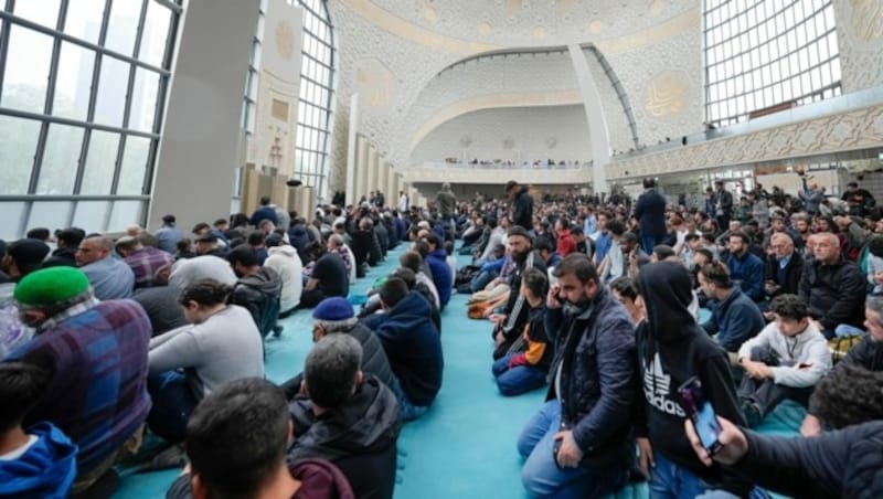 Muslime beten in der Kölner Zentralmoschee in Köln (Bild: The Associated Press)