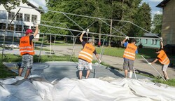 Im Jahr 2015 wurden über Nacht im Lager Thalham Zelte für Flüchtlinge auf- und nach Protesten rasch abgebaut (Bild: fotokerschi.at)