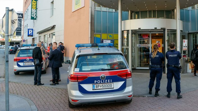 Polizei-Einsatz direkt beim Kiesel nach dem Überfall auf die daneben liegende Volksbankfiliale (Bild: Tschepp Markus)