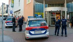 Polizei-Einsatz direkt beim Kiesel nach dem Überfall auf die daneben liegende Volksbankfiliale (Bild: Tschepp Markus)