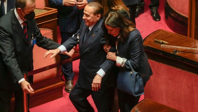 Berlusconi musste nach der Abstimmung des italienischen Senats gestützt werden. (Bild: AP/Gregorio Borgia)